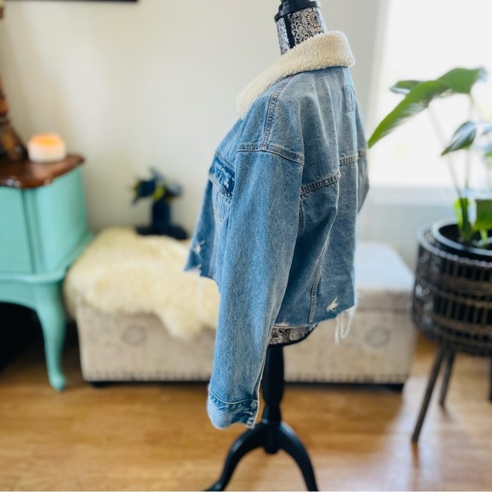 Abercrombie & Fitch Sherpa Collar Oversize Trucker Crop Denim Jacket Size L - Picture 6 of 12